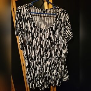 3X Black and White Patterned Women's Top